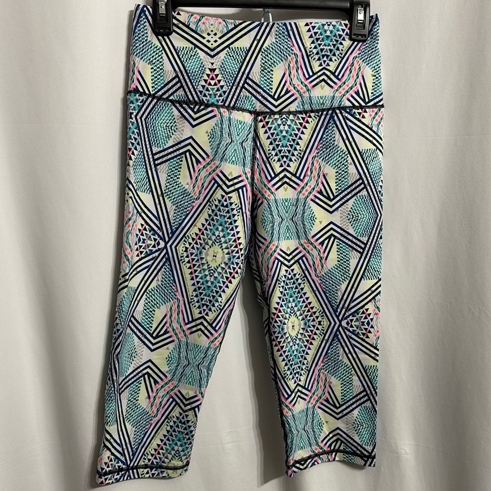 Geometric Patterned Capri Leggings - image 1